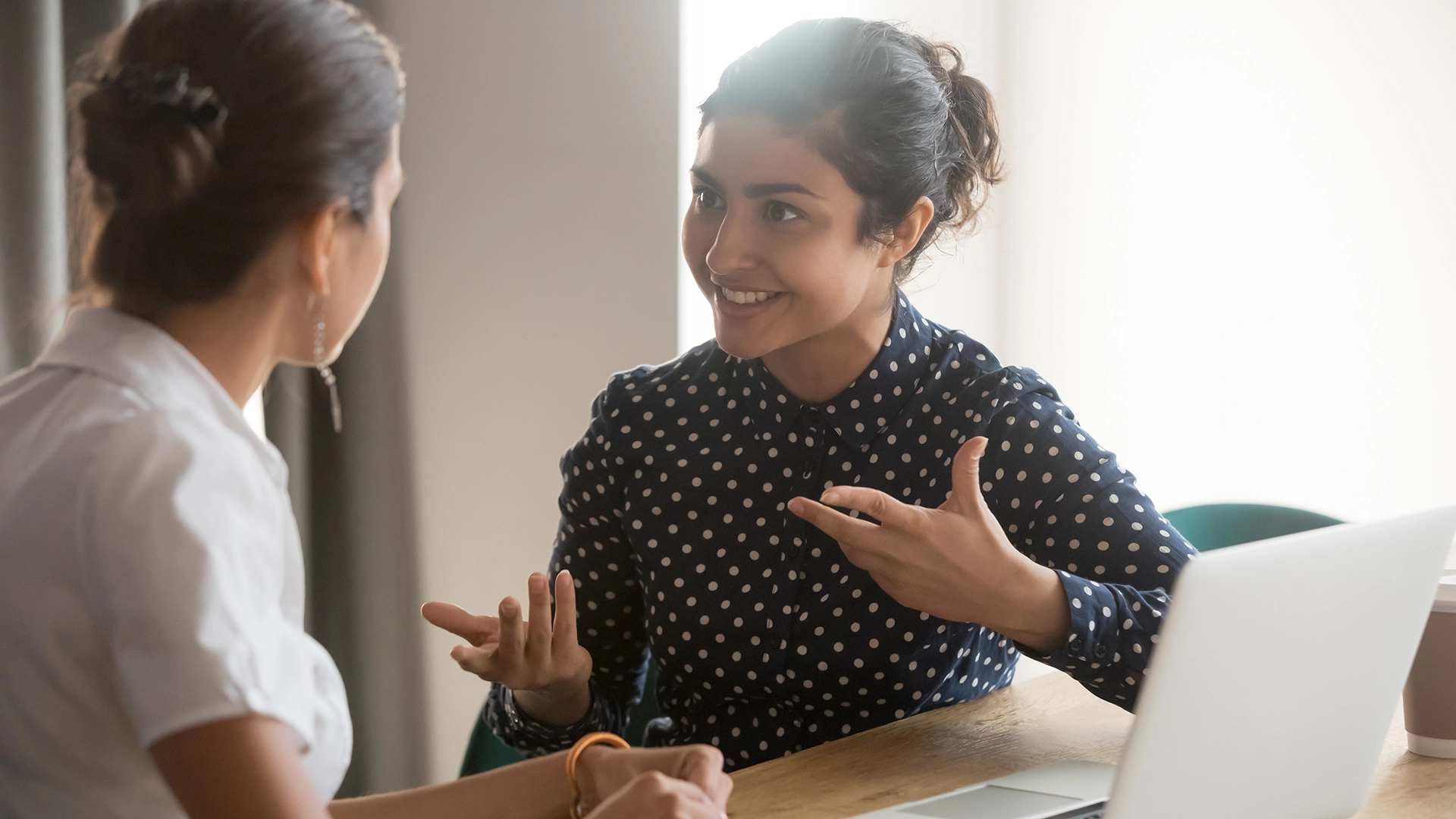 dos empleadas tratando de mejorar el cómo promover el BPM de la empresa