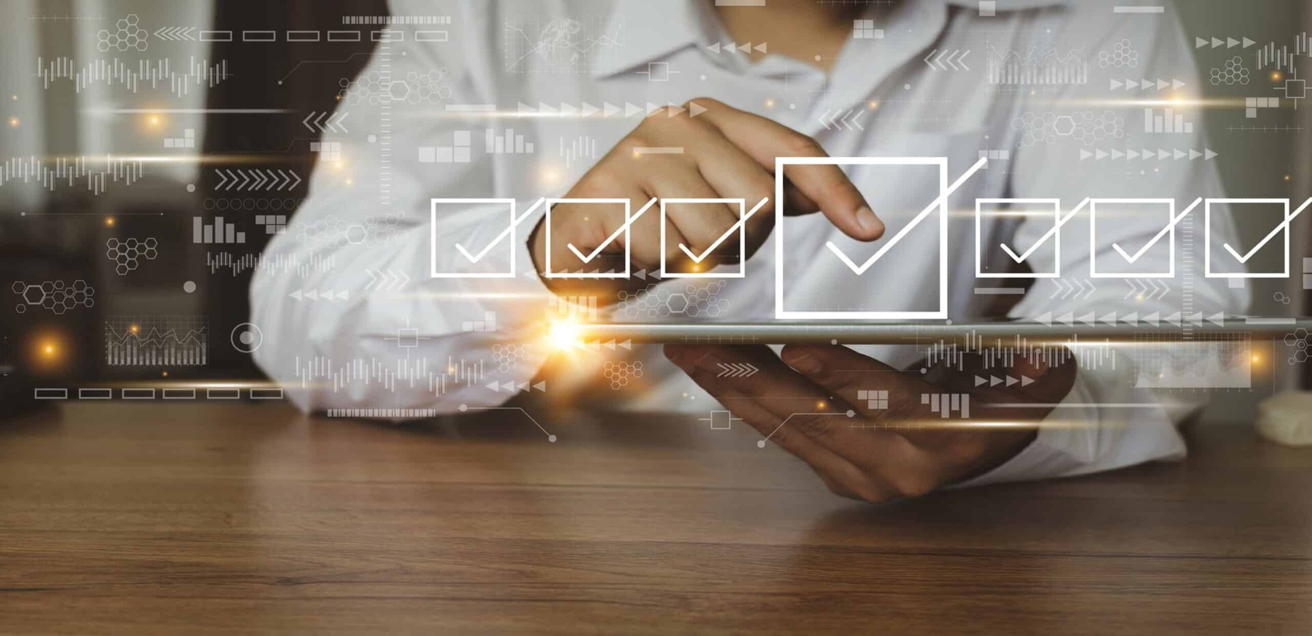 La automatización en los flujos de trabajo empleado trabajando en la automatización de procesos desde su tablet